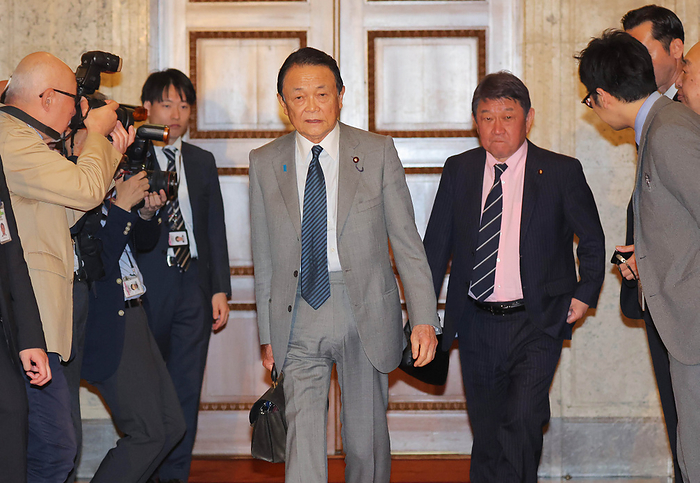 Prime Minister Kishida meets with LDP leaders on political fund issue Taro Aso and Toshimitsu Mogi, Secretary General of the Cabinet, leave the meeting.