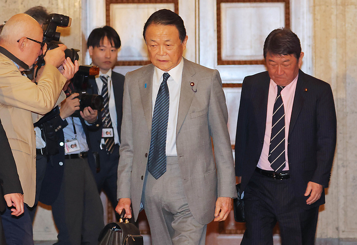 Prime Minister Kishida meets with LDP leaders on political fund issue Taro Aso and Toshimitsu Mogi, Secretary General of the Cabinet, leave the meeting.