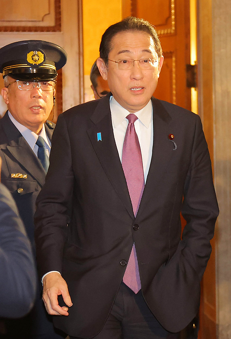 Prime Minister Kishida meets with LDP leaders on political fund issue Prime Minister Fumio Kishida returns to the Secretary General s conference room again.