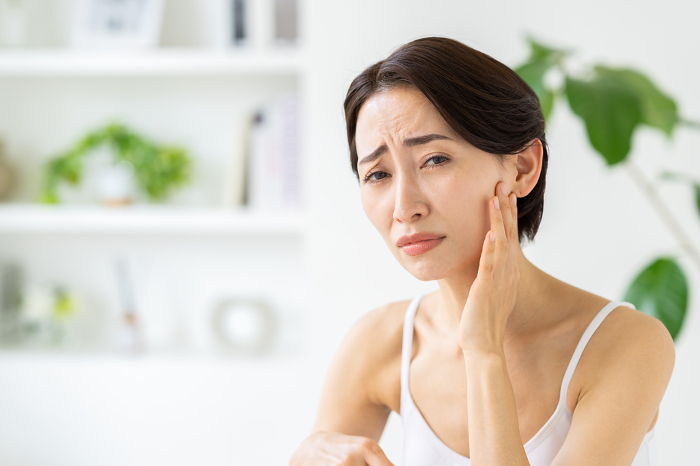 Middle Japanese woman suffering from skin problems (People)
