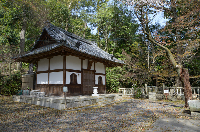 Spring Iwayadera Temple, barn and Yoshio Oishi's mound of hair Nishinoyama, Yamashina-ku, Kyoto