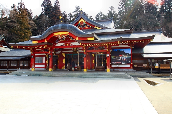 Morioka Hachimangu Shrine, the main shrine of Morioka, the prefectural capital, is a forest where the sound of the bell of a chugging horse echoes.