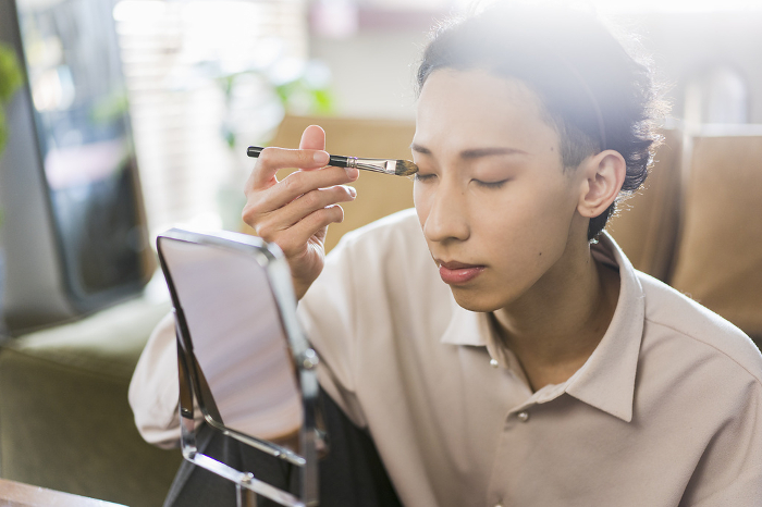 Young Japanese men applying makeup at home / Generation Z / Men's Beauty (People)