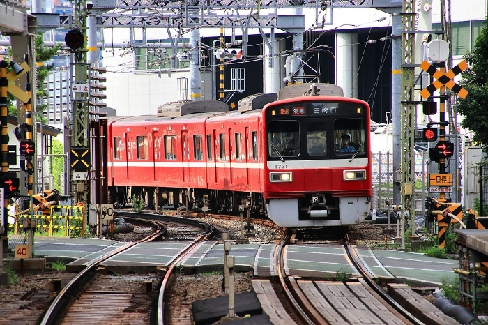 While running through Shinagawa-juku...the red train went to Miura Peninsula [Keihin Kyuko].