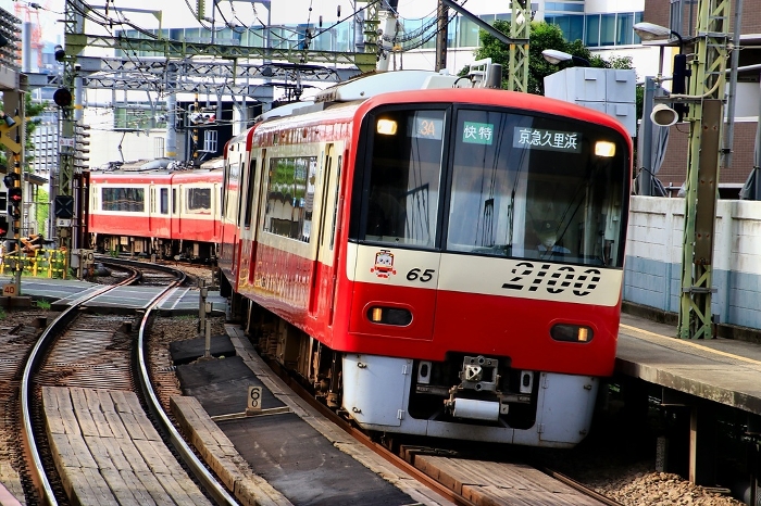 While running through Shinagawa-juku...the red train went to Miura Peninsula [Keihin Kyuko].