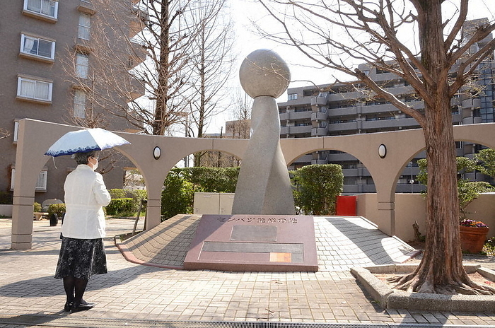 Residents recall the fierce battles of 100 years ago in front of a monument standing in a group of condominiums. Residents reminisce about the exciting games of 100 years ago in front of a monument standing in a group of condominiums at the site of the former Yamamoto Stadium, where the first Senbatsu baseball tournament was held.