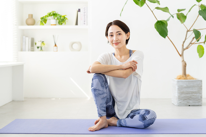 Middle Japanese woman doing yoga (People)