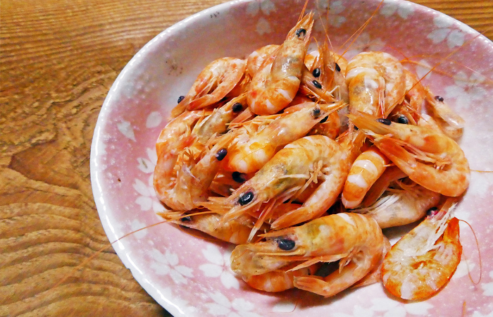 Photo of fresh boiled local shrimp in salt water