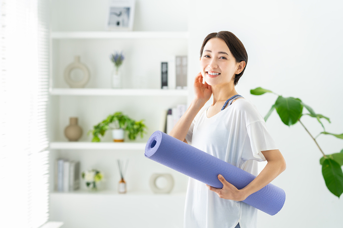 Middle Japanese woman with yoga mat (People)