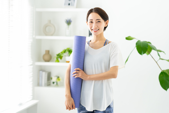 Middle Japanese woman with yoga mat (People)