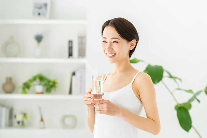 Middle Japanese woman drinking mineral water (People)