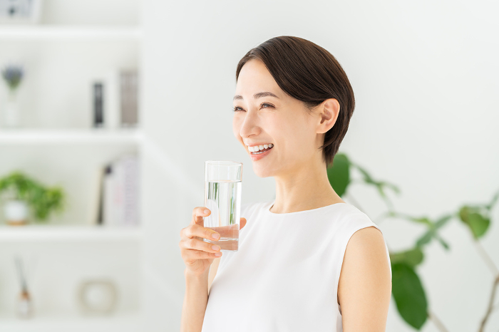 Middle Japanese woman drinking mineral water (People)