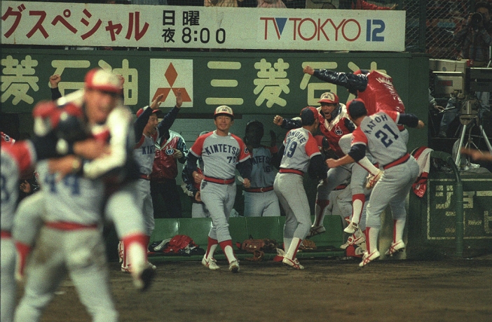 1988 10.19 Lotte vs. Kintetsu Legend  10.19  Kawasaki Stadium Doubleheader Kintetsu bench gets excited after Masataka Nashida s timely hit for the winning run in the 9th inning between Lotte and Kintetsu in the 25th inning, October 19, 1988.
