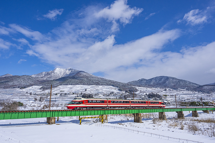 Nagano Prefecture Nagano Electric Railway YUKEMURU-go and Mt.