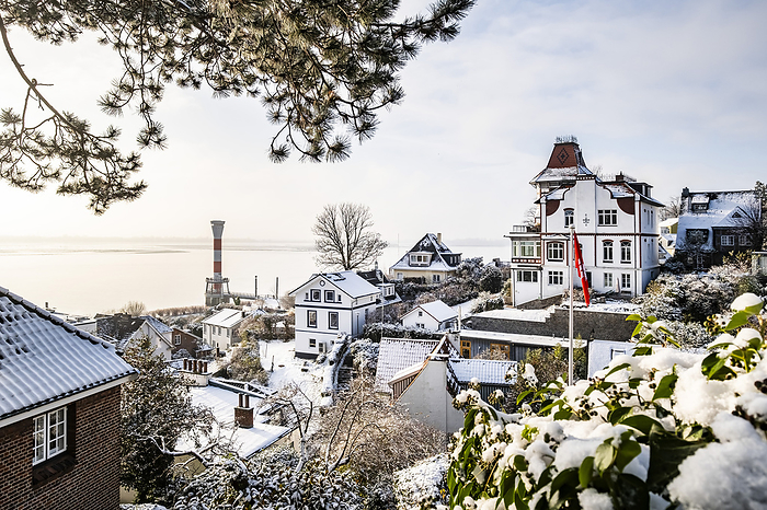 Houses on the Süllberg in Blankenese with a view of the Elbe, Hamburg, Winter impressions, Northern Germany, Germany, by Arnt Haug