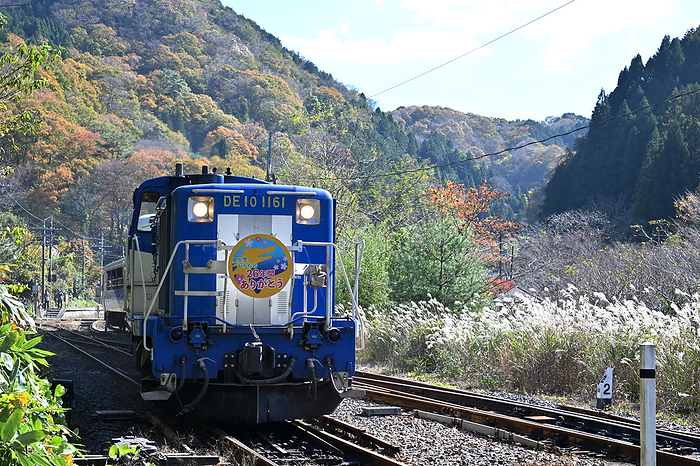 Kanko Trolley Okuizumo Orochi go departing from Izumo Sakane Station, Kisuki Line, Shimane Prefecture Taken at Izumo Sakane Station   Miinohara Station. Okuidumo Orochi go will end operation on its last run on November 23, 2023.