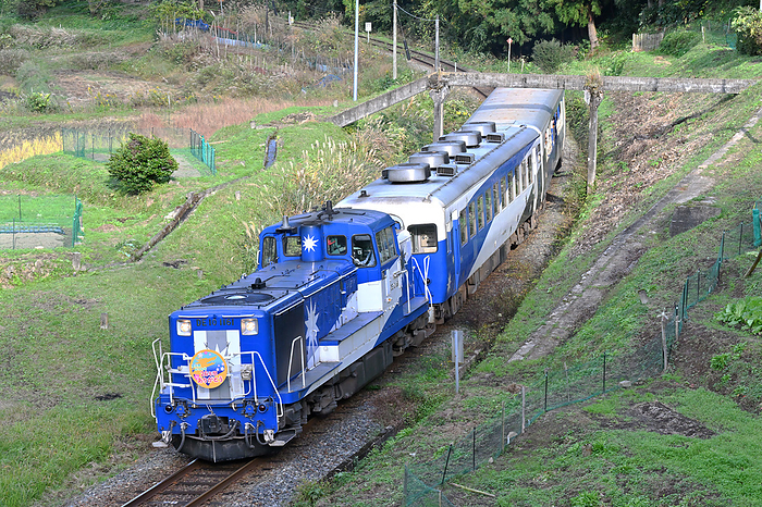 Sightseeing trolley Okuidumo Orochi go and the aqueduct on the Kisuki Line, Shimane Prefecture, Japan Taken at Shimokuno Station   Nitto Station. Okuidumo Orochi go will end its operation on its last run on November 23, 2023.