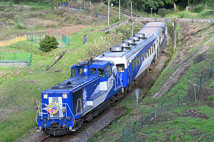 Sightseeing trolley Okuidumo Orochi go and the aqueduct on the Kisuki Line, Shimane Prefecture, Japan Taken at Shimokuno Station   Nitto Station. Okuidumo Orochi go will end its operation on its last run on November 23, 2023.