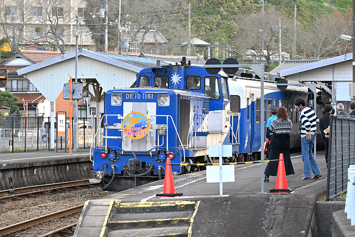 Sightseeing trolley Okuizumo Orochi go arrived at Kisuki Station on the Kisuki Line, Shimane Prefecture. Taken at Kisuki Station. Okuidumo Orochi go will end its operation on its last run on November 23, 2023.