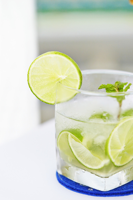 mojito (liqueur flavored soft drink served in small batches with dipping sauce)
