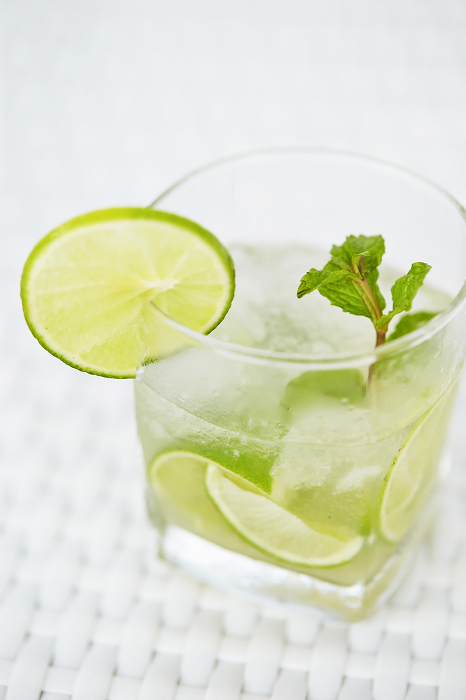 mojito (liqueur flavored soft drink served in small batches with dipping sauce)