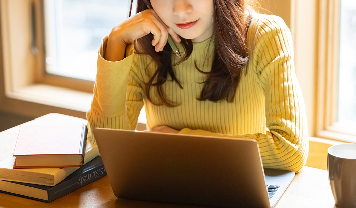 Japanese woman using a laptop computer (People)