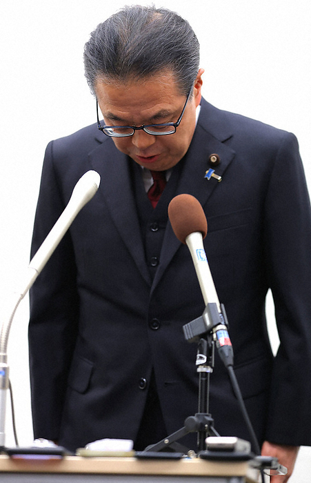 Senator Hiroshige Seko bows his head at the beginning of the press conference. Upper House Representative Hiroshige Seko bows his head at the beginning of a press conference after submitting a notice of resignation from the LDP after receiving a recommendation from the party s Discipline Committee to leave the party.