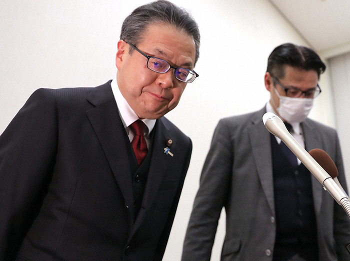 Mr. Hiroshige Seko, a member of the House of Councillors, leaving the venue Upper House Representative Hiroshige Seko  left  leaves the venue after a press conference to announce his decision to  recommend leaving the party  at 6:52 p.m. on April 4, 2024 in Chiyoda ku, Tokyo.