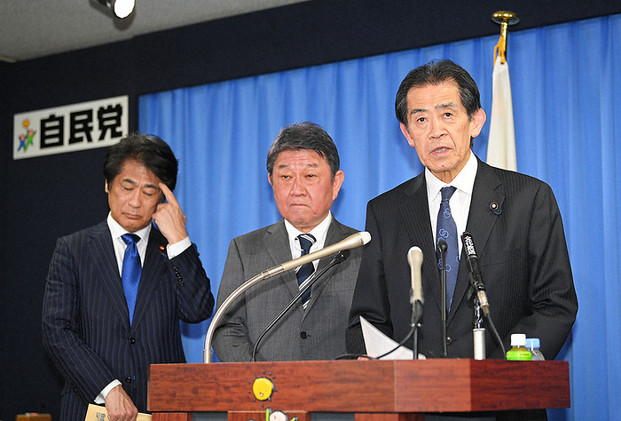 Ichiro Aizawa, chairman of the party discipline committee, Toshimitsu Mogi, secretary general, and Norihisa Tamura, vice chairman of the party discipline committee, at a press conference.  From right  Ichiro Aizawa, chairman of the LDP Party Discipline Committee, Toshimitsu Mogi, secretary general, and Norihisa Tamura, vice chairman of the LDP Party Discipline Committee, hold a press conference after the LDP Party Discipline Committee decided to punish 39 people at the party headquarters in Tokyo, April 4, 2024, 6:38 PM  photo by Ririko Maeda.