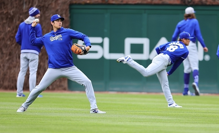2024 MLB  Cubs Dodgers Otani plays catch alongside Yamamoto  right .