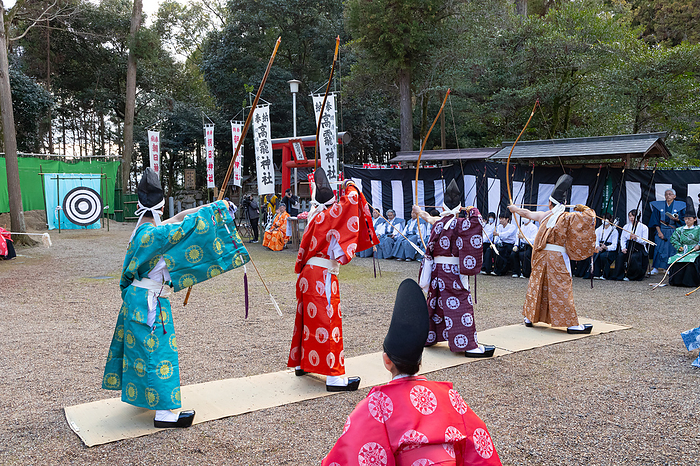 Nara Prefecture Yamato Shrine Yumi hajime Festival Members of the Nara Kyudo Federation in service shoot a bow.