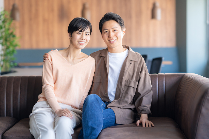 A Japanese couple on a date at a cafe (People)