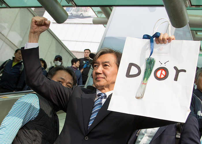 2024 South Korea General Election: The Rebuilding Korea Party Cho Kuk, April 6, 2024 : Moving on an escalator to take a train at a station, Cho Kuk, leader of the Rebuilding Korea Party  aka the Korea Innovation Party  for proportional representation seats, holds a mock Dior bag which a supporter gave him for his birthday celebration, after the party s meeting with supporters in Seoul, South Korea, ahead of the April 10 general election. The mock Dior bag describing angry electors  vote, makes a parody of a scandal of South Korea s first lady Kim Keon Hee who received a luxury Dior bag as a  gift  in 2022. The photo of green onions on the bag makes a parody of South Korean President Yoon Suk Yeol who aroused anger by finding the price tag of 875 won   0.65  for a bunch of green onions a  reasonable price  at a grocery mall last month. The 875 won   0.65  was a temporary discount price offered due to a government subsidy and the average retail prices of green onions was about 3,000 to 4,000 won   2.2 to 2.9  for weeks, which was some of the highest levels over the years. Cho Kuk, South Korea s former Justice Minister under the previous liberal Moon Jae In administration, was an architect of the liberal government s prosecution reform.  Photo by Lee Jae Won AFLO 