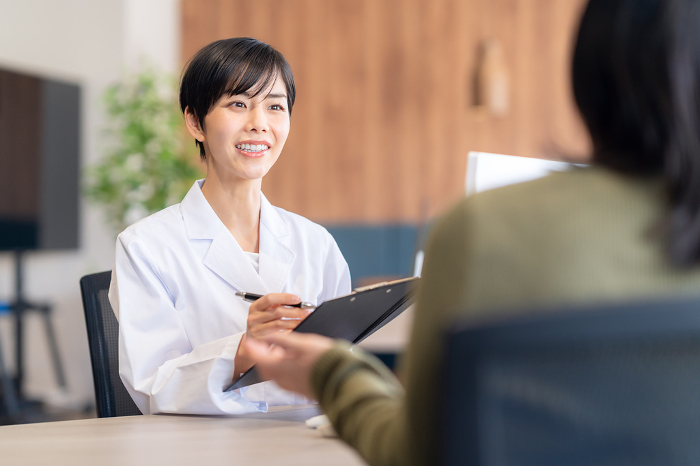 A Japanese female doctor counseling a client.