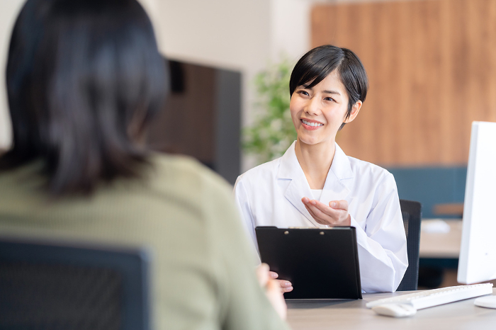 A Japanese female doctor counseling a client.