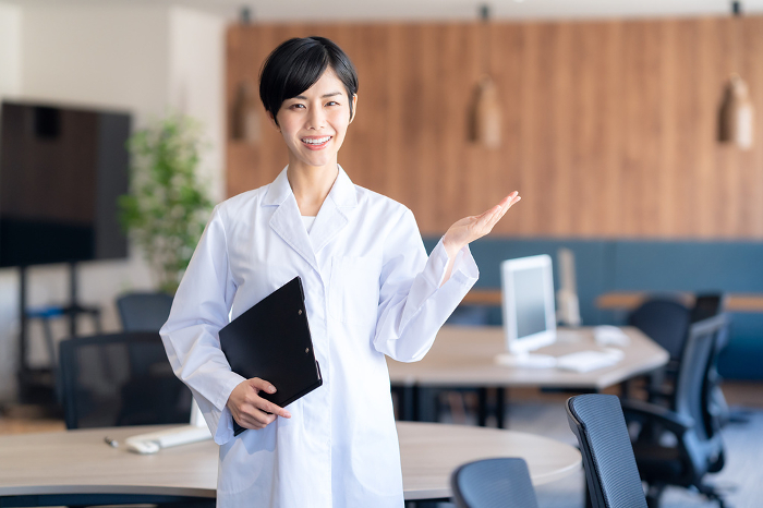 Young Japanese female scientist doing research and development (People)