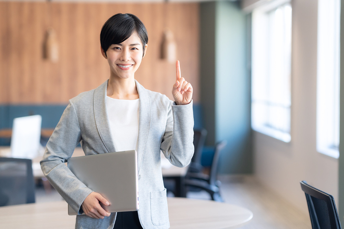 Young Japanese woman working in an office (People)
