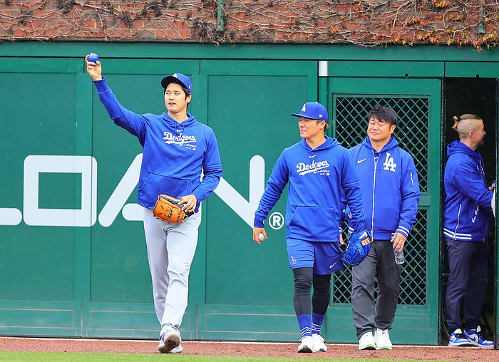 2024 MLB  Cubs Dodgers Otani  left  and Yamamoto  photo by Takahiro Mitsuyama  leave the game after playing catch.
