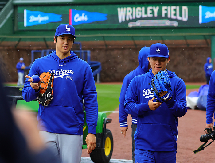 2024 MLB  Cubs Dodgers Otani  left  and Yamamoto  photo by Takahiro Mitsuyama  leave the game after playing catch.