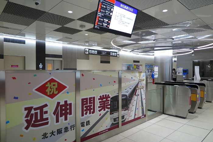 Mino-Semba-Handai-mae Station of Kita-Osaka Kyuko Line, where the extended section newly opened: Underground ticket gates and celebratory decorations
