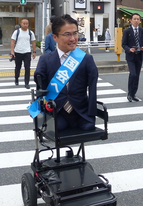 Mr. Otome is running for the Tokyo 15 House of Representatives by election. After the press conference announcing his candidacy, Mr. Hiroyoshi Ototake paraded around Monzennaka cho Station on the Tokyo Metro Tozai Line  Photo by Koki Sato  Photo date: 20240408