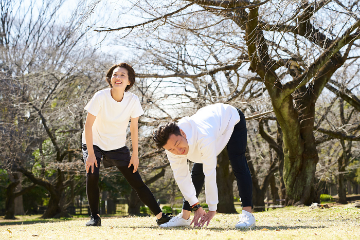 Japanese men and women doing preparatory exercises (People)