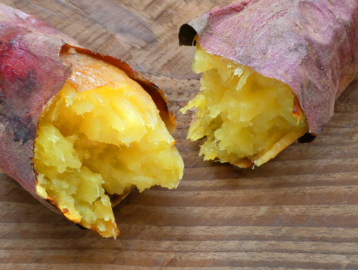 Ishi-ya~ki-imo ♪ A picture of freshly baked sweet potatoes, a cold winter tradition