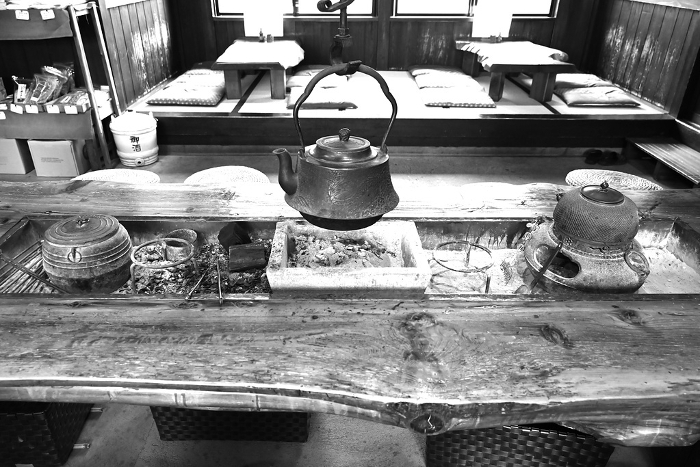 A buckwheat noodle shop utilizing an old private house. The retro furnishings and soba noodles are in perfect harmony.