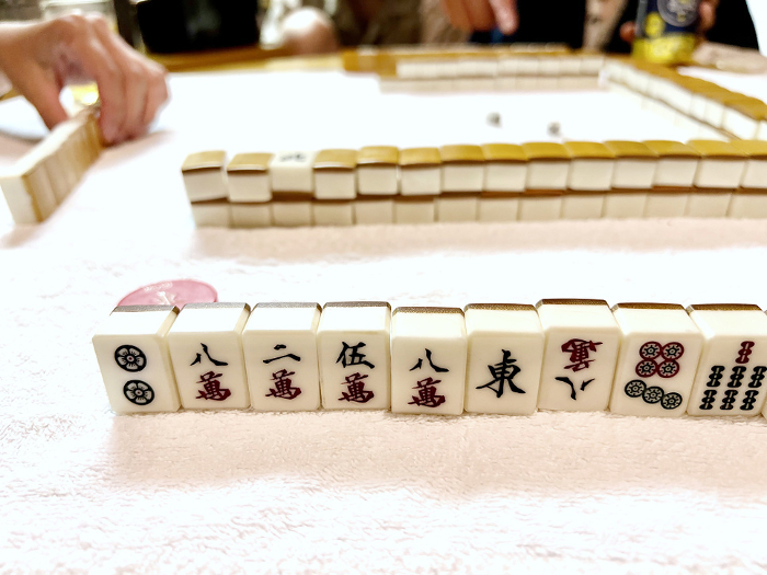 A hand playing mahjong at an inn