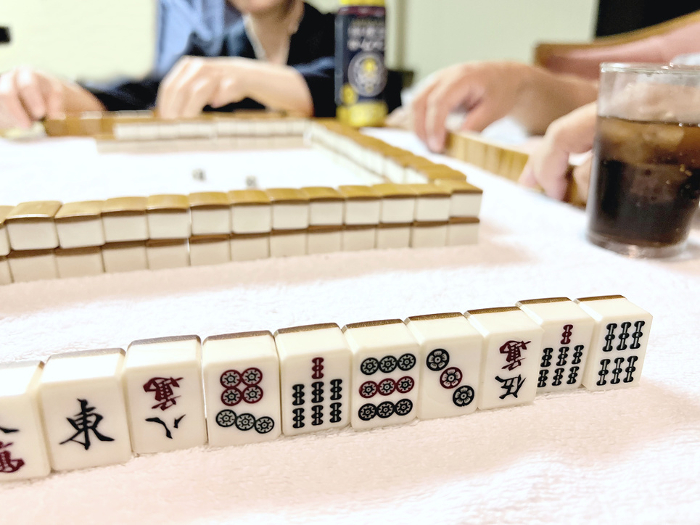 Hands and drinks for playing mahjong at an inn