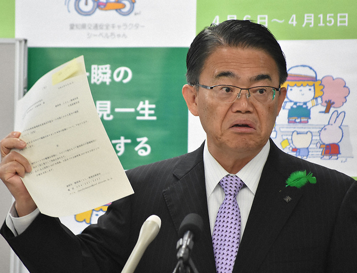 Aichi Prefecture Governor Hideaki Omura, who is angry,  You took advantage of us.  Hideaki Omura, governor of Aichi Prefecture, angrily asks,  Did you take advantage of us   while showing a document submitted by Shizuoka Prefecture in 2022, at the Aichi Prefectural Office on April 8, 2024, at 10:24 a.m. Photo by Motoyuki Arakawa