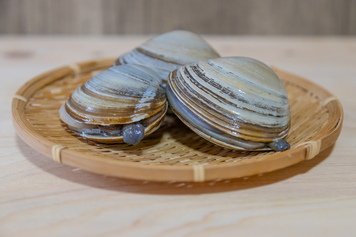 Hokyoryo clam arranged in a colander