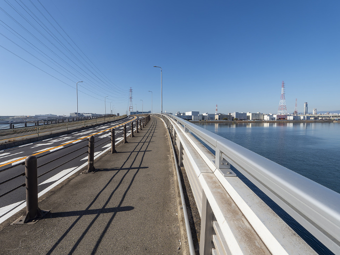 A view of the inner harbor of Osaka Port seen from Hirabayashi Bridge