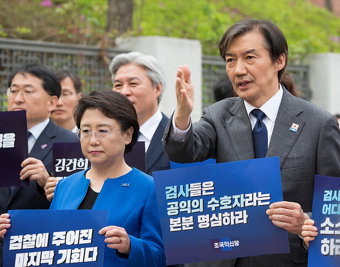 The Rebuilding Korea Party led by Cho Kuk calls for investigations into allegations surrounding first lady Kim Keon Hee in Seoul Cho Kuk, April 11, 2024 : Leader of the Rebuilding Korea Party, Cho Kuk  R  and lawmakers elect of the party march after a press conference in front of the Supreme Prosecutors  Office in Seoul, South Korera. Cho demanded prosecutors to immediately summon President Yoon Suk Yeol s wife, Kim Keon Hee to investigate allegations surrounding her. First lady Kim Keon Hee has been accused of involvement in manipulating the stock prices of Deutsch Motors Inc., a BMW car dealer in South Korea, between 2009 and 2012. Kim came under fire for receiving a luxury Dior handbag from a pastor in 2022. The Rebuilding Korea Party led by Cho Kuk secured 12 proportional seats in April 10 parliamentary elections with a campaign pledge to put an early end to the conservative Yoon Suk Yeol s government. The new minor party will be the third largest political party in the 300 member parliament.  Photo by Lee Jae Won AFLO 